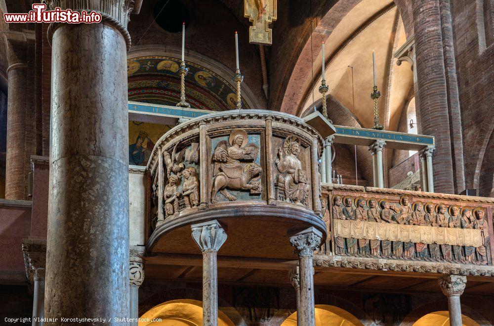 Immagine Il pulpito di Enrico da Campione, interno del Duomo di Modena, in Emilia - © Vladimir Korostyshevskiy / Shutterstock.com