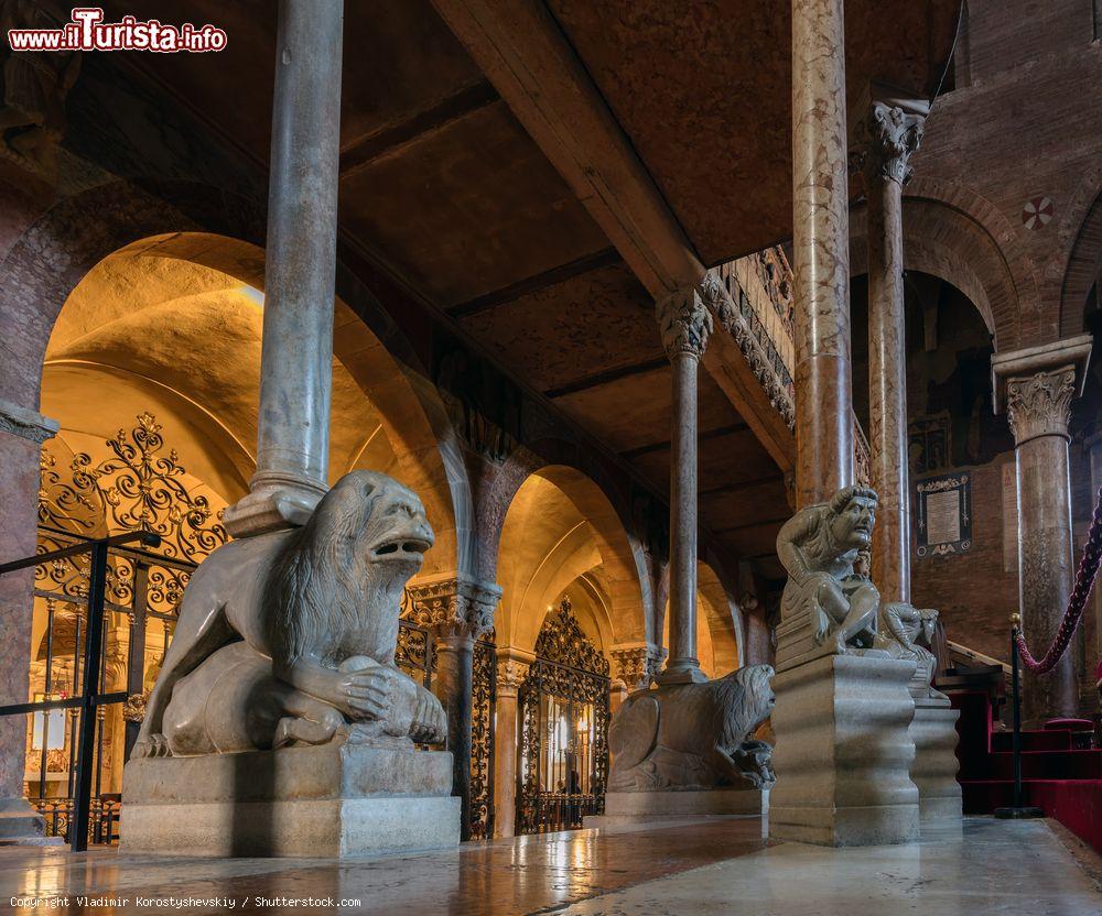 Immagine interno della cattedrale romanica del Duomo di Modena. - © Vladimir Korostyshevskiy / Shutterstock.com