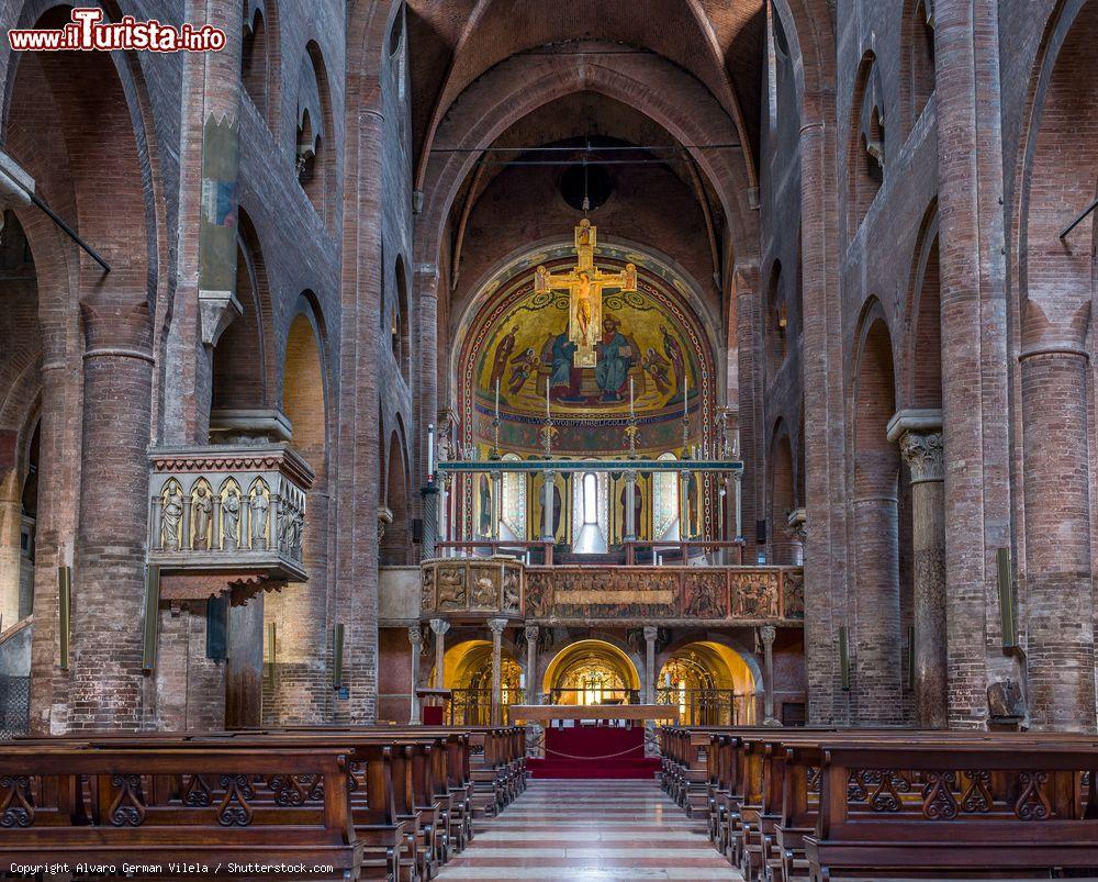 Immagine La navata maggiore del Duomo di Modena - © Alvaro German Vilela / Shutterstock.com