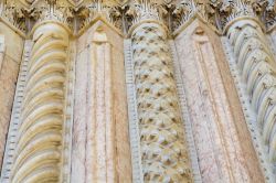 Dettaglio dei marmi della facciata del Duomo di Modena, in Emilia