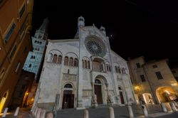 Una fotografia notturna del Duomo di Modena