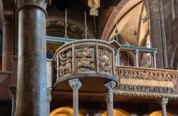 Il pulpito di Enrico da Campione, interno del Duomo di Modena, in Emilia - © Vladimir Korostyshevskiy / Shutterstock.com