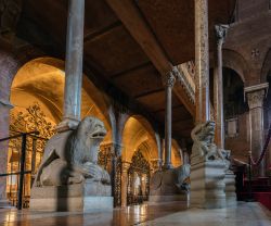 interno della cattedrale romanica del Duomo di Modena. - © Vladimir Korostyshevskiy / Shutterstock.com