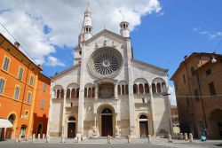La facciata della Cattedrale romanica di Modena, dedicata all'Assunta in Cielo e a San Giminiano