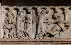 Una delle quattro lastre dei Rilievi della Genesi  sulla facciata del Duomo di Modena