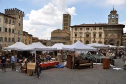 La  Fiera Antiquaria di Arezzo, un appuntamento ...