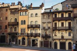 Le facciate delle case che circondano la storica Piazza Grande di Arezzo