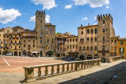 La monumentale Piazza Grande fotografata dal Palazzo della Fraternità dei Laici ad Arezzo - © Maciej Czekajewski / Shutterstock.com