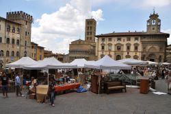 La  Fiera Antiquaria di Arezzo, un appuntamento classico in Piazza Grande, il fulcro del centro storico