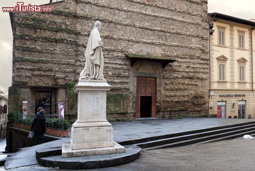 Immagine La statua di Vittorio Fossombroni davanti alla Chiesa di San Francesco ad Arezzo. - © eZeePics / Shutterstock.com