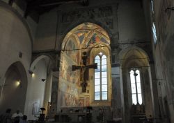 Interno della chiesa di San Francesco e la Cappella Bacci ad Arezzo