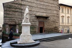 La statua di Vittorio Fossombroni davanti alla Chiesa di San Francesco ad Arezzo. - © eZeePics / Shutterstock.com