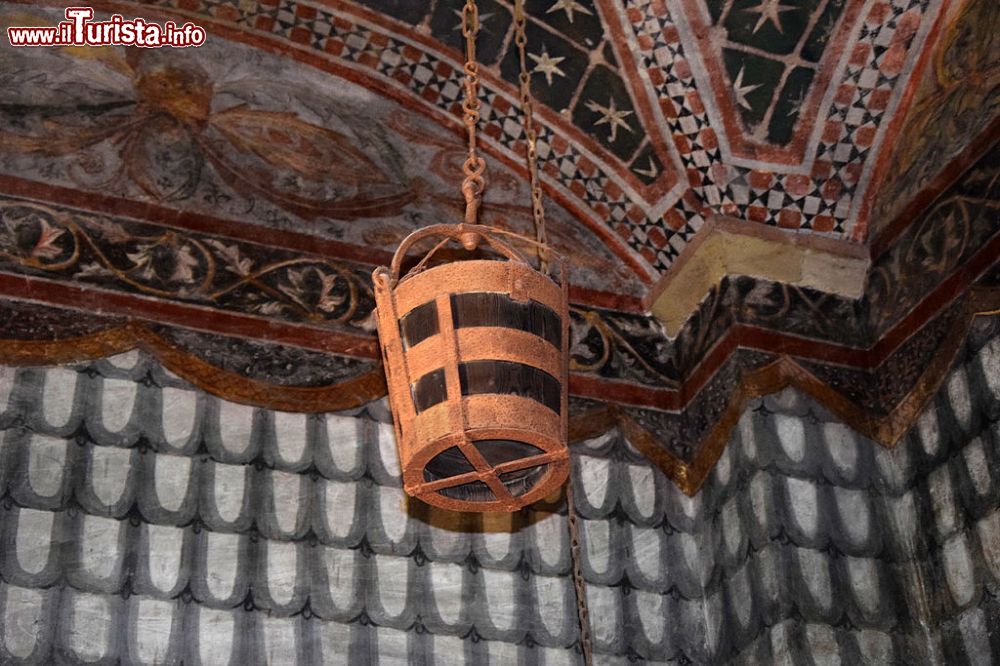Immagine La copia della secchia rapita custodita all'interno della Ghirlandina di Modena