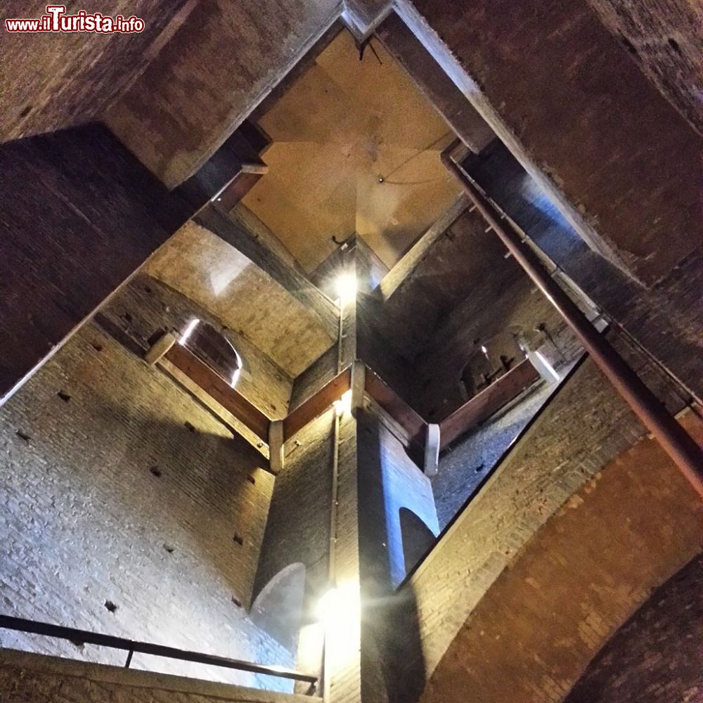Immagine La salita dentro la torre della Ghirlandina il monumento simbolo di Modena che offre una vista panoramica sul centro storico della città