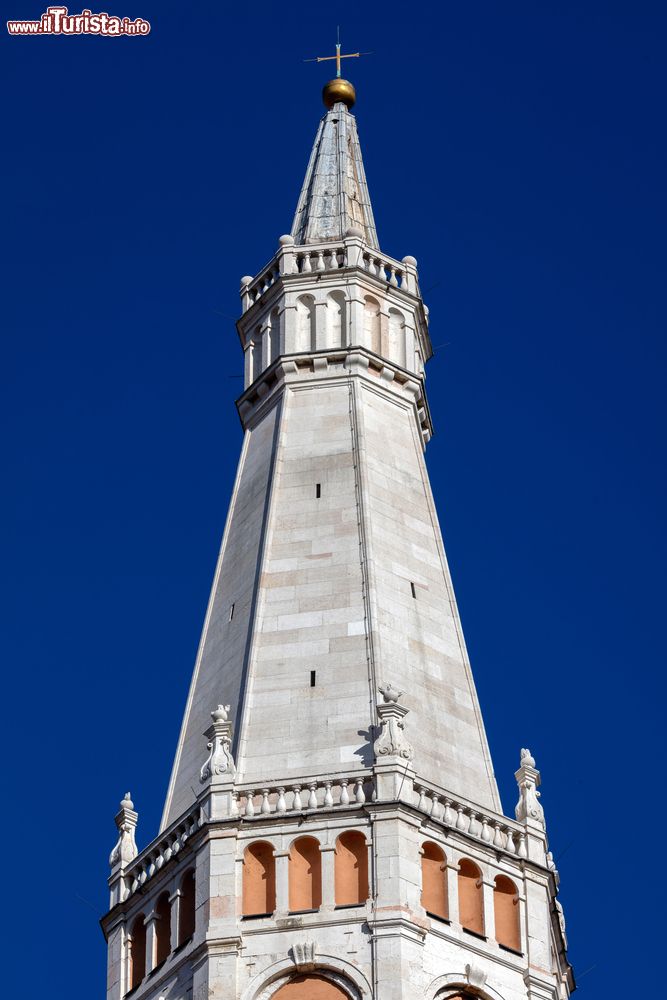 Immagine La sommità della Ghirlandina, la torre simbolo di Modena: dalla cella campanaria una scala a chiocciola sale in cima fino alle balaustre