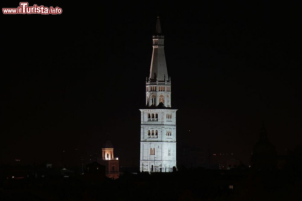 Immagine La torre della Ghirlandina in notturna a vegliare sul centro di modena