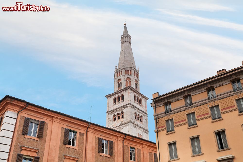 Immagine La torre della ghirlandina fotografata dal centro di Modena. Alta circa 90 metri è il simbolo indiscusso della città emiliana