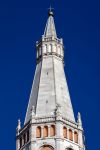 La sommità della Ghirlandina, la torre simbolo di Modena: dalla cella campanaria una scala a chiocciola sale in cima fino alle balaustre