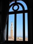 Il panorama da una finestra della Pinacoteca Nazionale di Siena: la Torre del Mangia - © Combusken -  CC BY-SA 3.0, Wikipedia