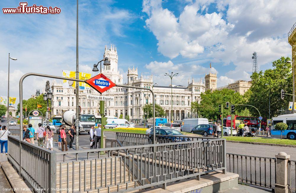 Immagine La fermata del metro Banco de Espana la stazione più vicina a Plaza de Cibeles a Madrid - © Takashi Images / Shutterstock.com