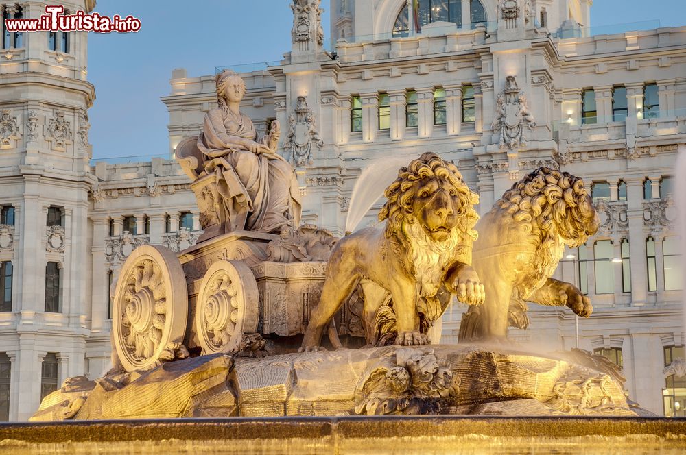 Immagine La fontana di Cibeles in centro a Madrid fotografata di sera