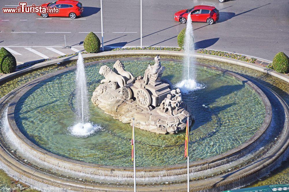 Immagine La vasca che circonda la fontana Cibeles nella piazza omonima di Madrid - © Enriscapes / Shutterstock.com