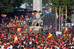 Festeggiamenti di tifosi della Spagna che si danno appuntamento, per tradizione, in Plaza de Cibeles a Madrid - © Pedro Rufo / Shutterstock.com