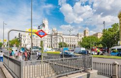 La fermata del metro Banco de Espana la stazione più vicina a Plaza de Cibeles a Madrid - © Takashi Images / Shutterstock.com