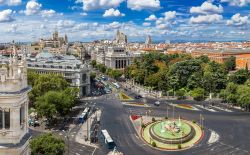 Vista aerea di Plaza de Cibeles a Madrid, in primo piano la fontana che ha dato il nome alla piazza