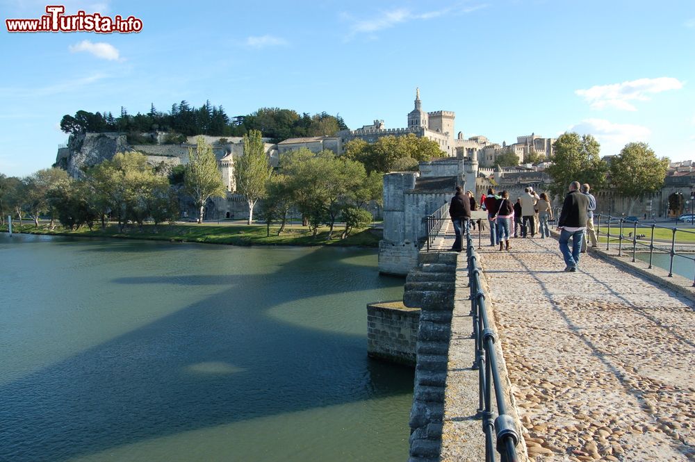 Immagine Camminando sul Ponte di Avignone sul fiume Rodano