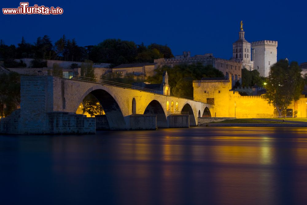 Immagine Il ponte di Avignone fotografato in notturna