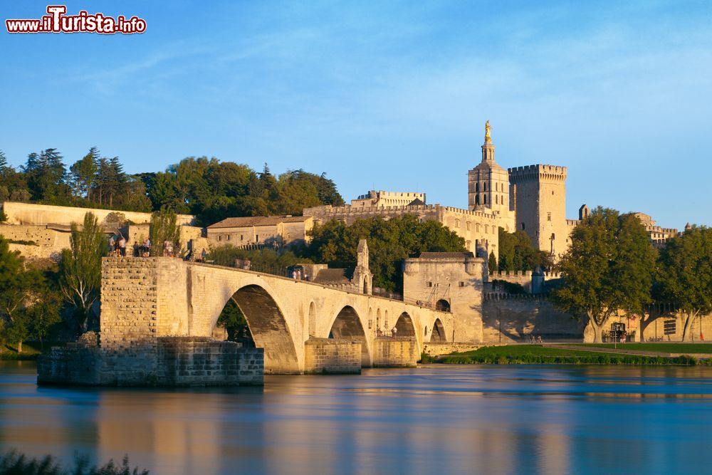 Immagine Il ponte Saint-Benezet e sullo sfondo il Palazzo dei Papi di Avignone