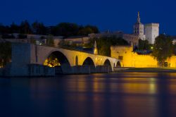 Il ponte di Avignone fotografato in notturna
