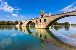 Pont Saint-Benezet il famoso Ponte di Avignone sul fiume Rodano in Francia