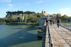 Camminando sul Ponte di Avignone sul fiume Rodano