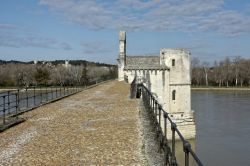 Passeggiata sul Ponte di Avignone in Francia