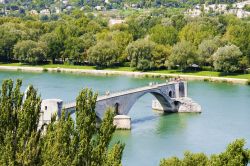 Vista dall'alto del Ponte storico di Avignone, sul fiume Rodano
