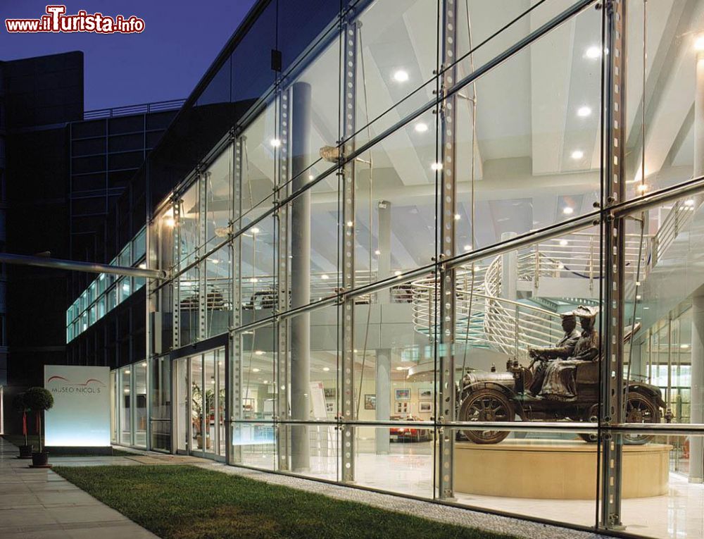 Immagine Esterno dell'edifico che accoglie il Museo Nicolis a Villafranca di Verona  - © museonicolis.com