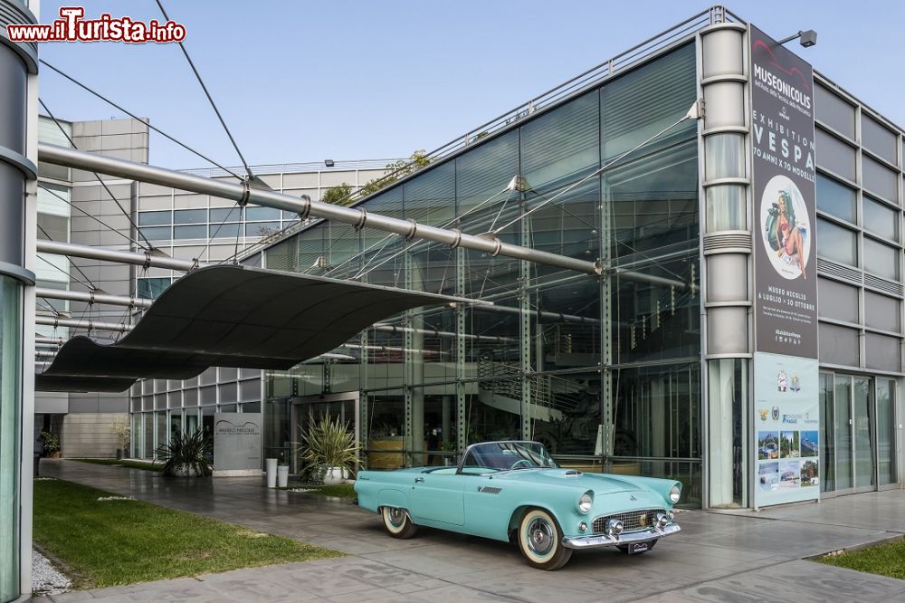 Immagine Una Ford Thunderbird del 1955 davanti all'ingresso del Museo Nicolis di Villafranca di Verona - ©  I. Mercanzin / museonicolis.com