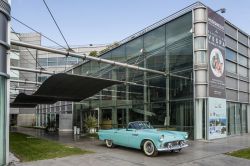 Una Ford Thunderbird del 1955 davanti all'ingresso del Museo Nicolis di Villafranca di Verona - ©  I. Mercanzin / museonicolis.com