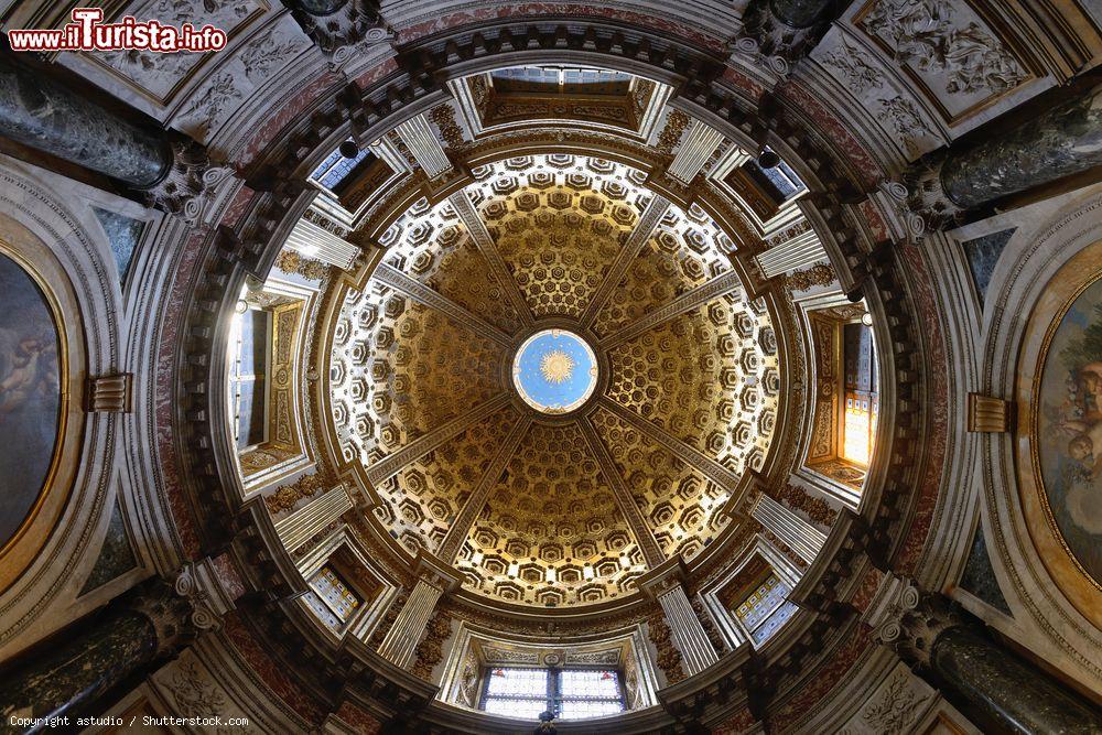 Immagine Interno della grande cupola del Duomo di Siena: la lanterna raggiunge una altezza di 48 metri - © astudio / Shutterstock.com