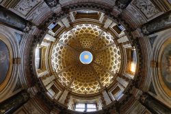Interno della grande cupola del Duomo di Siena: la lanterna raggiunge una altezza di 48 metri - © astudio / Shutterstock.com