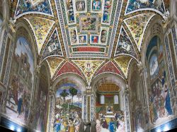 La biblioteca Piccolomini della Cattedrale di Siena con gli affreschi di Bernardino di Betto, detto il Pinturicchio - © TasfotoNL / Shutterstock.com