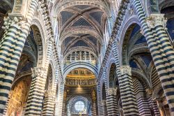 La navata centrale del grande Duomo di Siena - © Eddy Galeotti / Shutterstock.com