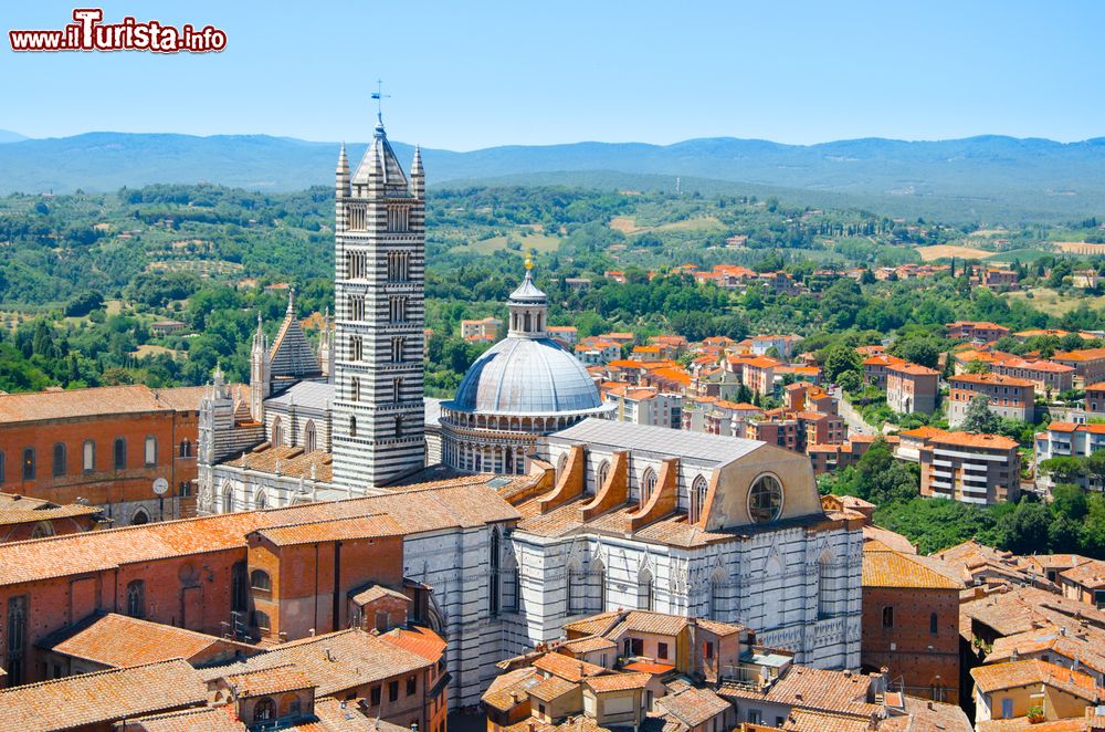 Immagine Vista aerea della Cattedrale di Siena, fotografata dalla Torre del Mangia.