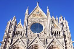 La magnifica facciata del Duomo di Siena