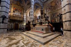 Il mosaico pavimentale del Duomo di Siena - © PHOTOCREO Michal Bednarek / Shutterstock.com