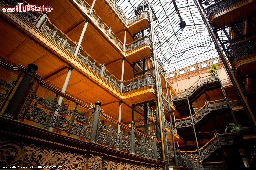 Immagine Dettaglio dell'atrio interno e le architetture tipiche del Bradbury Building di Los Angeles - © FiledIMAGE / Shutterstock.com