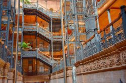 Interno del Bradbury Building l'iconico edificio di Los Angeles