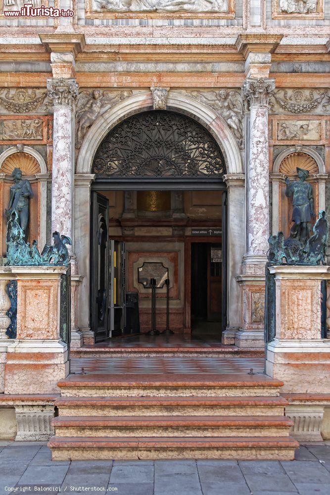 Immagine Ingresso al Campanile di San marco di Venezia. Un ascensore consente la salita alla cella campanaria. Il biglietto costa 8 euro ma permette di ammirare ad uno dei panorami più belli del mondo - © Baloncici / Shutterstock.com